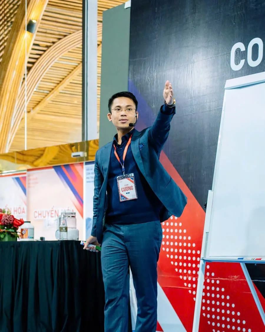Lê Văn Cương chia sẻ trên sân khấu